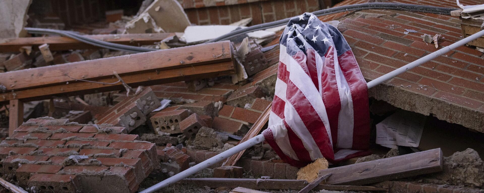 Bandeira dos EUA sobre escombros após um tornado em Dawson Springs, no estado do Kentucky. EUA, 12 de dezembro de 2021 - Sputnik Brasil, 1920, 04.07.2024