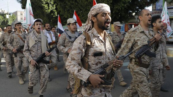 Apoiadores houthis marcham para marcar o aniversário da unidade iemenita em Sanaa, Iêmen, 22 de maio de 2024 - Sputnik Brasil