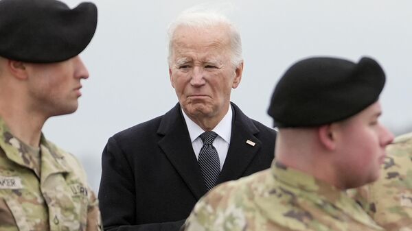 O presidente norte-americano, Joe Biden, observa o Exército carregar um caixão coberto com a bandeira dos Estados Unidos, em 2 de fevereiro de 2024 - Sputnik Brasil