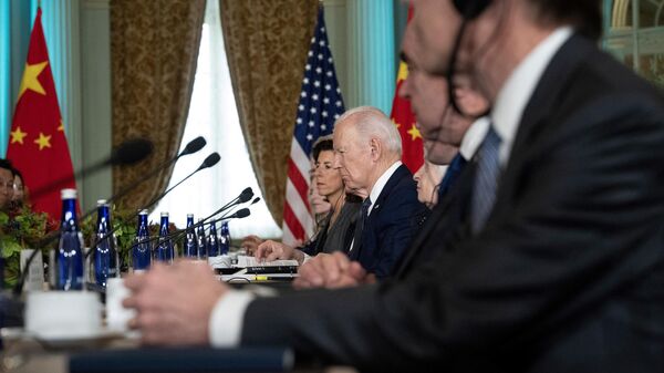 O presidente dos EUA, Joe Biden, se reúne com o presidente chinês, Xi Jinping, durante a semana dos líderes da Cooperação Econômica Ásia-Pacífico (APEC) em Woodside. Califórnia, 15 de novembro de 2023 - Sputnik Brasil