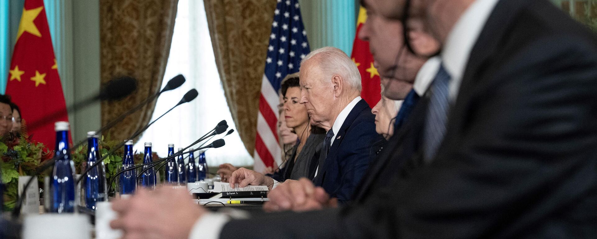 O presidente dos EUA, Joe Biden, se reúne com o presidente chinês, Xi Jinping, durante a semana dos líderes da Cooperação Econômica Ásia-Pacífico (APEC) em Woodside. Califórnia, 15 de novembro de 2023 - Sputnik Brasil, 1920, 31.05.2024