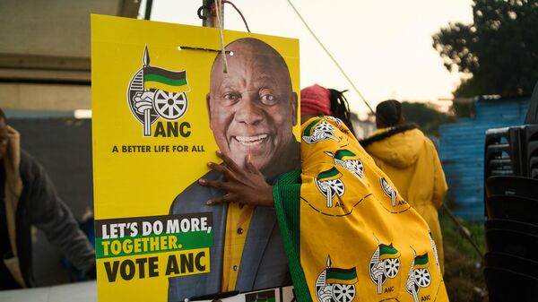 Os agentes eleitorais do Congresso Nacional Africano (ANC) montaram uma tenda decorada com apetrechos partidários fora de uma assembleia de voto em Umlazi, em 29 de maio de 2024 - Sputnik Brasil