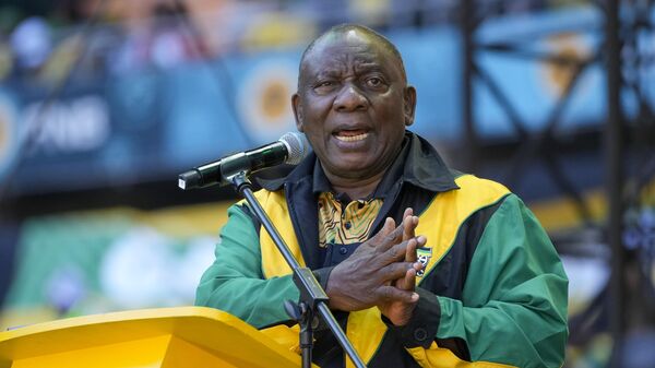 O presidente sul-africano, Cyril Ramaphosa, dirige-se aos apoiadores do Congresso Nacional Africano no comício de Siyanqoba, no estádio FNB. Joanesburgo, 25 de maio de 2024 - Sputnik Brasil