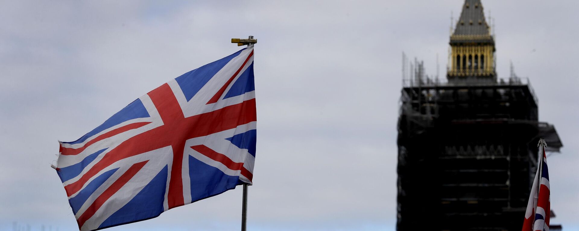 Bandeira do Reino Unido tremula sobre uma barraca de souvenirs em frente ao Big Ben. Londres, 16 de outubro de 2020 - Sputnik Brasil, 1920, 23.08.2024