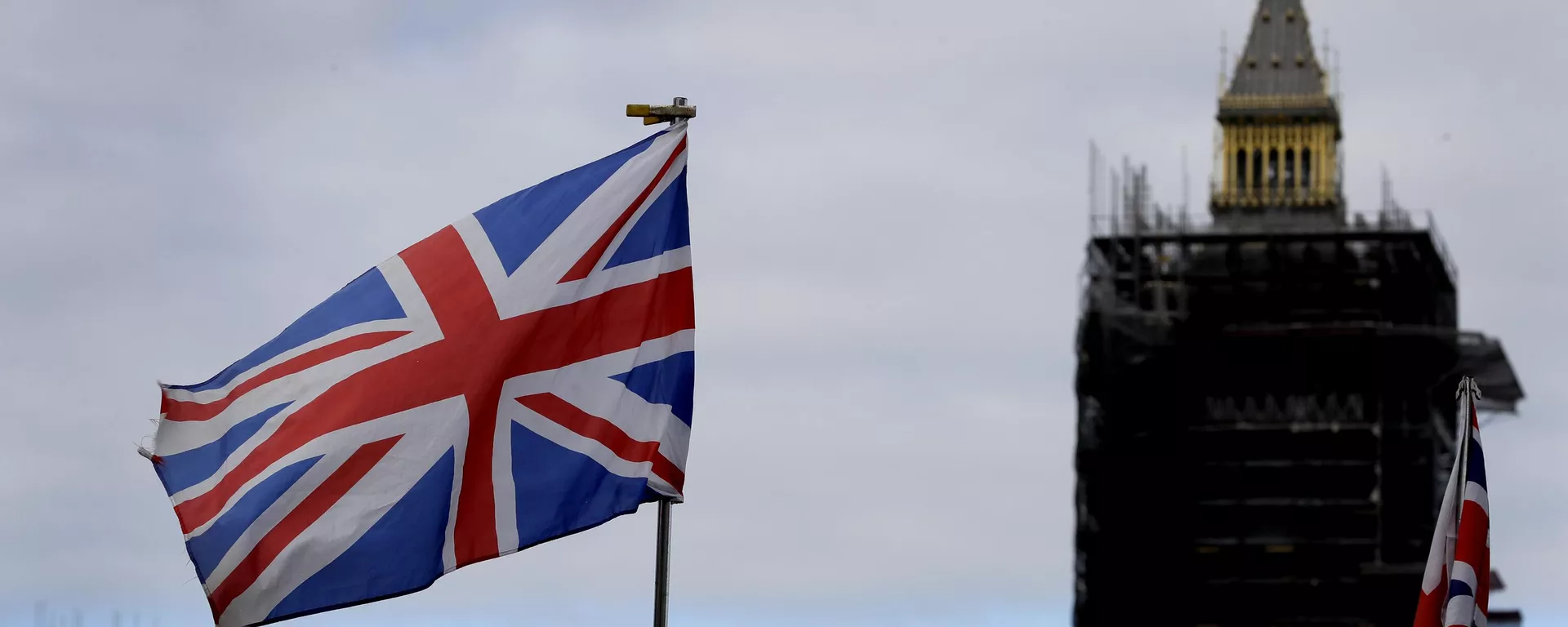 A bandeira da União tremula sobre uma barraca de souvenirs em frente ao Big Ben em Londres, 16 de outubro de 2020 - Sputnik Brasil, 1920, 17.09.2024