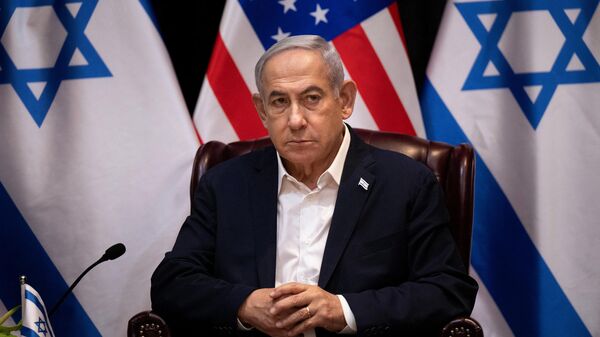 O primeiro-ministro israelense, Benjamin Netanyahu, aguarda o início da reunião do gabinete de guerra israelense, também com a presença do presidente dos EUA, em Tel Aviv, em 18 de outubro de 2023 - Sputnik Brasil