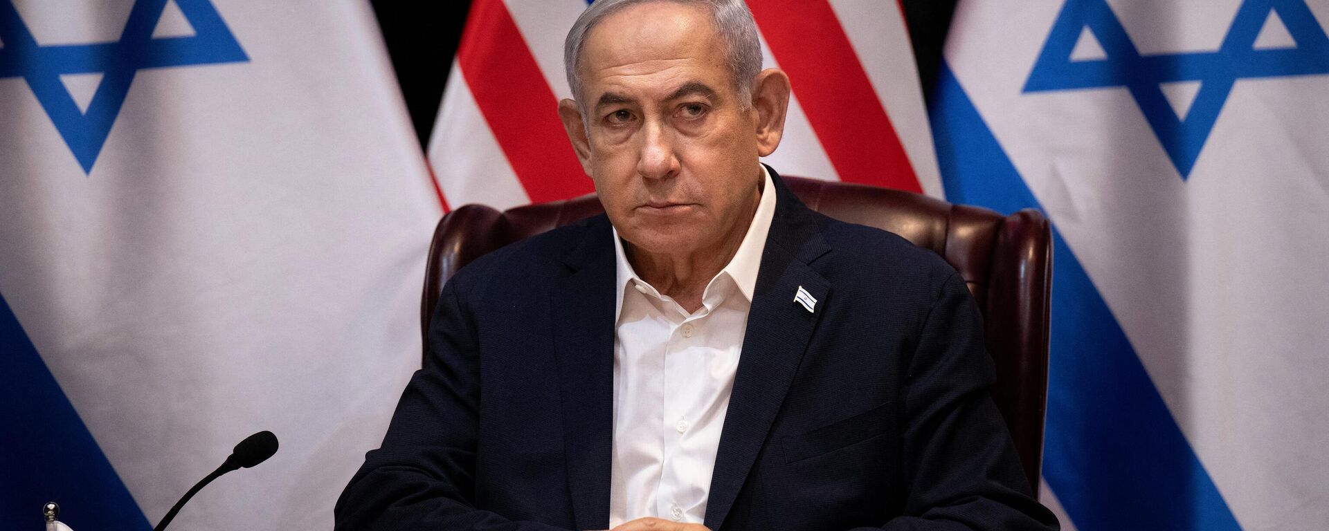 O primeiro-ministro israelense, Benjamin Netanyahu, aguarda o início da reunião do gabinete de guerra israelense, também com a presença do presidente dos EUA, em Tel Aviv, em 18 de outubro de 2023 - Sputnik Brasil, 1920, 01.06.2024