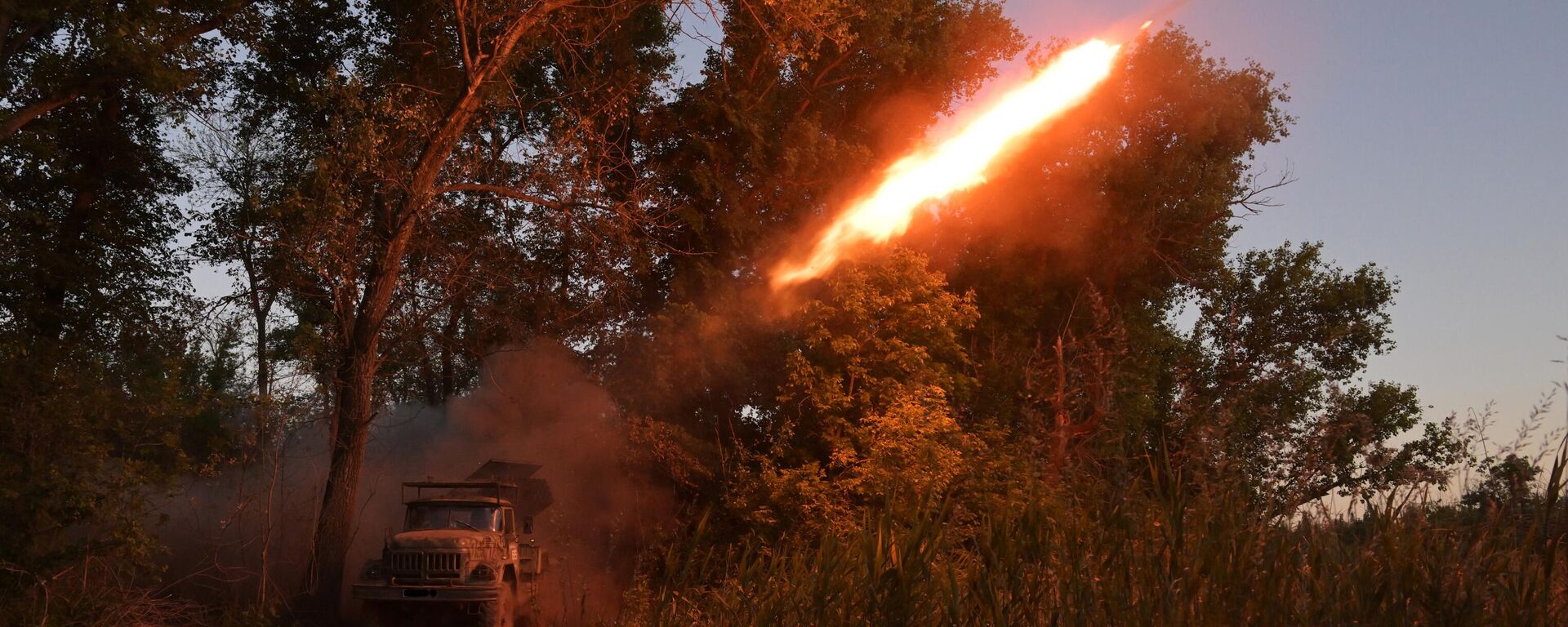 Soldados das Forças Armadas da Rússia disparam com lançador múltiplo de foguetes 9K55 Grad-1 na direção de Artyomovsk, na área da operação militar especial russa, foto publicada em 24 de maio de 2024 - Sputnik Brasil, 1920, 01.06.2024