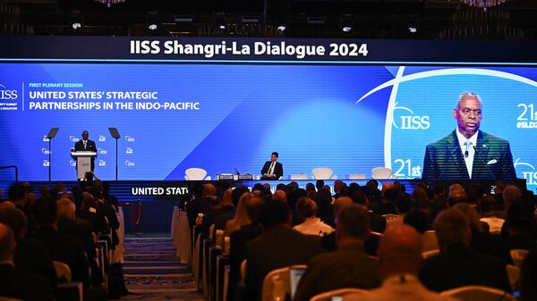 O secretário de Defesa dos EUA, Lloyd Austin, discursa na 21ª cúpula do Diálogo Shangri-La em Cingapura em 1º de junho de 2024 - Sputnik Brasil