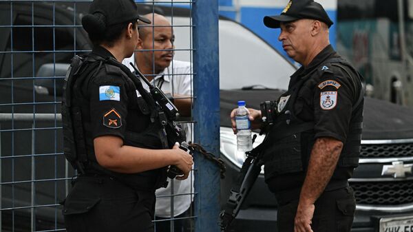Policiais fazem guarda do lado de fora do terminal de ônibus Novo Rio após um atirador manter passageiros reféns no Rio de Janeiro, Brasil, em 12 de março de 2024 - Sputnik Brasil
