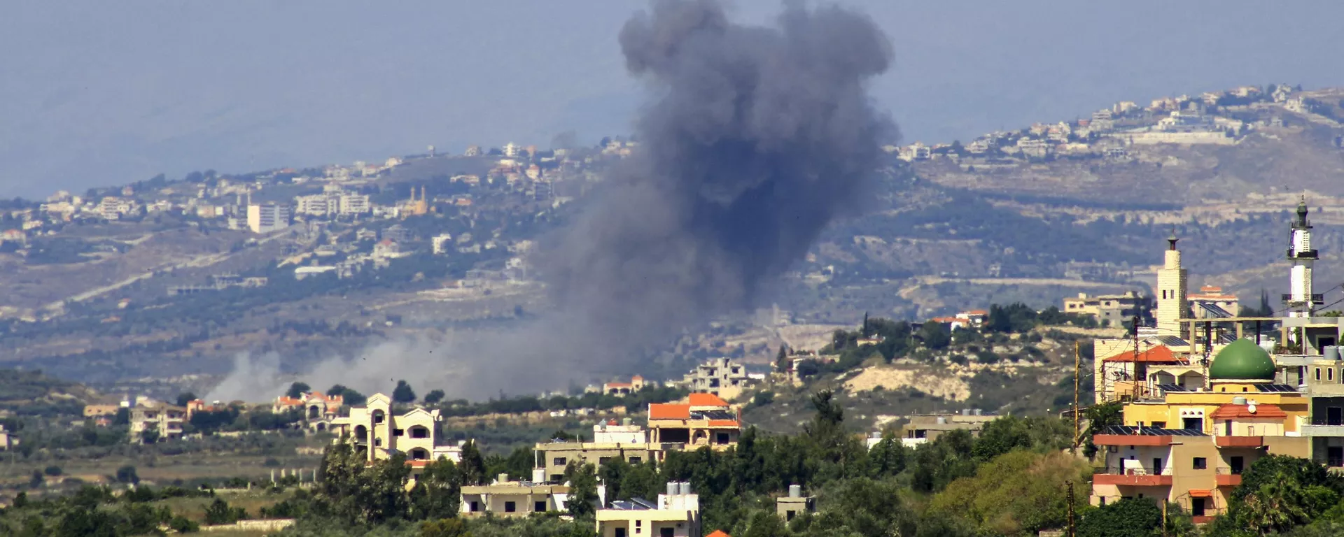 Fumaça sobe após ataque aéreo israelense no vilarejo de Siddiqin, sul do Líbano, em 1º de junho de 2024 - Sputnik Brasil, 1920, 21.06.2024