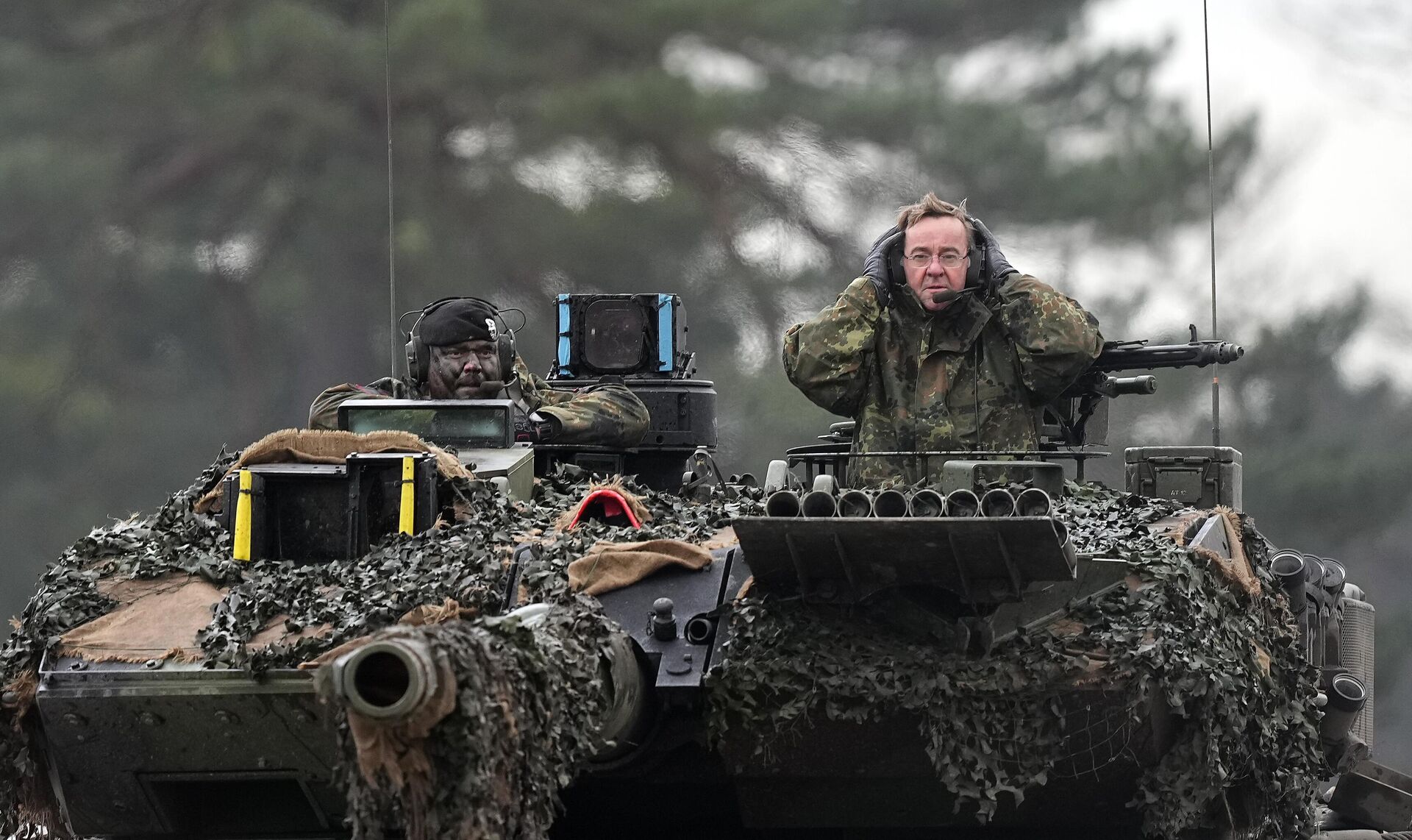 O ministro da Defesa alemão Boris Pistorius, à direita, sentado em um tanque Leopard 2 no batalhão de tanques da Bundeswehr, 1º de fevereiro de 2023 - Sputnik Brasil, 1920, 01.06.2024