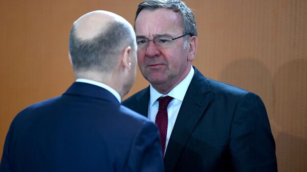 O chanceler alemão Olaf Scholz (E) e o ministro da Defesa alemão Boris Pistorius chegam para a reunião semanal do gabinete em 21 de fevereiro de 2024 na Chancelaria em Berlim - Sputnik Brasil