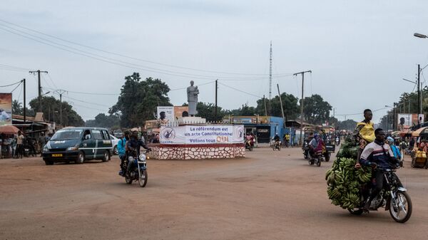 Cartaz incentivando as pessoas a votarem em referendo ao lado de uma estrada em Bangui, República Centro-Africana, 25 de julho de 2023 - Sputnik Brasil