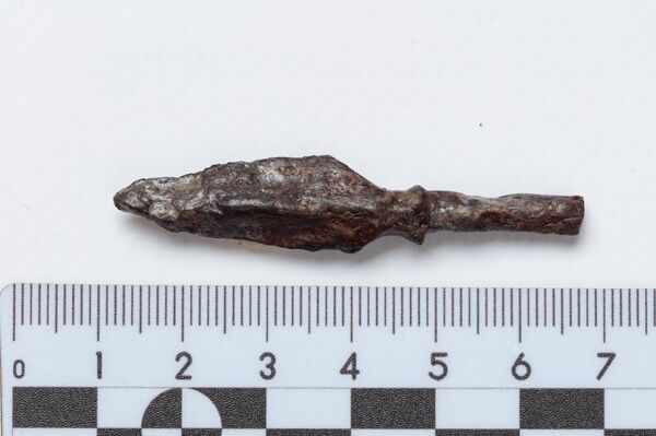 Ponta de flecha perfurante descoberta por arqueólogos do museu Kulikovo Pole na região russa de Tula - Sputnik Brasil