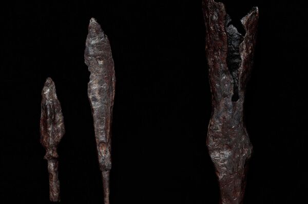 Pontas de flechas e vtok de uma lança encontrados por arqueólogos do museu Kulikovo Pole na região russa de Tula - Sputnik Brasil