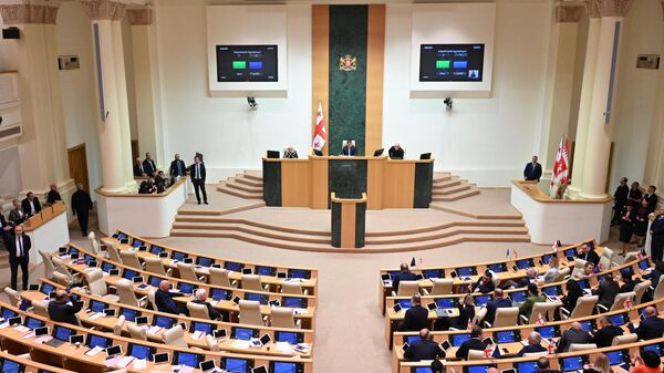 Legisladores georgianos votam para superar o veto presidencial à lei de Transparência da Influência Estrangeira no Parlamento em Tbilisi, Geórgia, 28 de maio de 2024 - Sputnik Brasil