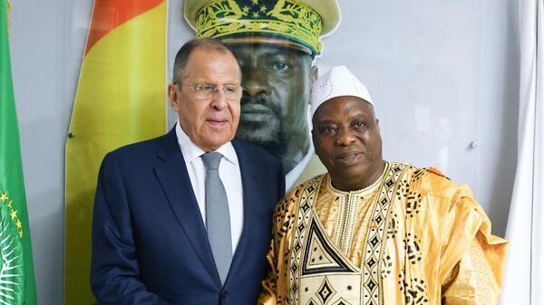 Sergei Lavrov e Morissanda Kouyaté, ministros das Relações Exteriores de Rússia e Guiné, na capital guineana, Conacri, em 3 de junho de 2024 - Sputnik Brasil