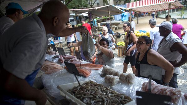 Peixes são vendidos em feira livre no Rio de Janeiro (foto de arquivo) - Sputnik Brasil