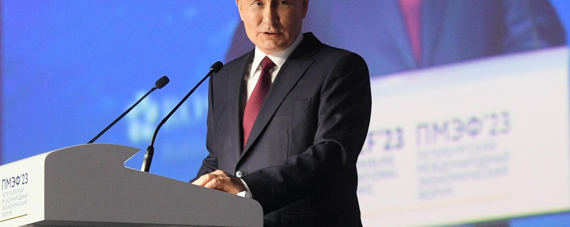 Vladimir Putin, presidente da Rússia, na sessão plenária da edição de 2023 do Fórum Econômico Internacional de São Petersburgo (SPIEF, na sigla em inglês), em 16 de junho de 2023 - Sputnik Brasil, 1920, 06.06.2024