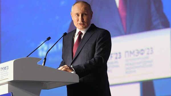 Vladimir Putin, presidente da Rússia, na sessão plenária do Fórum Econômico Internacional de São Petersburgo (SPIEF, na sigla em inglês) 2023, em 16 de junho - Sputnik Brasil