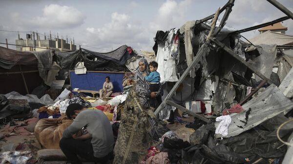 Palestinos deslocados inspecionam suas tendas destruídas por um bombardeio de Israel, no oeste da cidade de Rafah. Faixa de Gaza, 28 de maio de 2024 - Sputnik Brasil