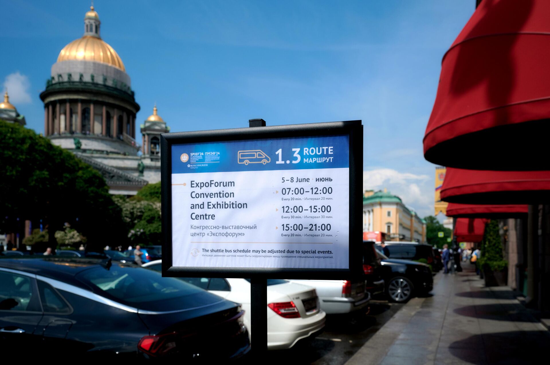 Tela mostra a programação dos ônibus que vão para o local do evento do Fórum Econômico Internacional de São Petersburgo (SPIEF, na sigla em inglês) 2024, na praça de Santo Isaac, em São Petersburgo. Rússia, 3 de junho - Sputnik Brasil, 1920, 04.06.2024