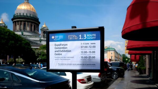 Tela mostra a programação dos ônibus que vão para o local do evento do Fórum Econômico Internacional de São Petersburgo (SPIEF, na sigla em inglês) 2024, na praça de Santo Isaac, em São Petersburgo. Rússia, 3 de junho - Sputnik Brasil