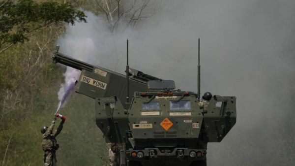 A US soldier extinguishes a fire on one fo the tubes on a U.S. M142 High Mobility Artillery Rocket System (HIMARS) after firing missiles during a joint military drill between the Philippines and the U.S. called Salaknib at Laur, Nueva Ecija province, northern Philippines on Friday, March 31, 2023. - Sputnik Brasil
