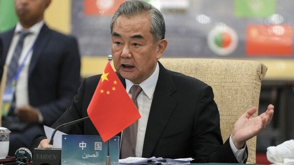O ministro das Relações Exteriores da China, Wang Yi, discursa durante a 10ª Reunião Ministerial do Fórum de Cooperação China-Estados Árabes na Casa de Hóspedes Estatal Diaoyutai, em Pequim. China, 30 de maio de 2024 - Sputnik Brasil