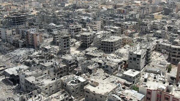 Foto mostra uma vista aérea de edifícios destruídos em Khan Yunis, no sul da Faixa de Gaza, em 22 de abril de 2024 - Sputnik Brasil