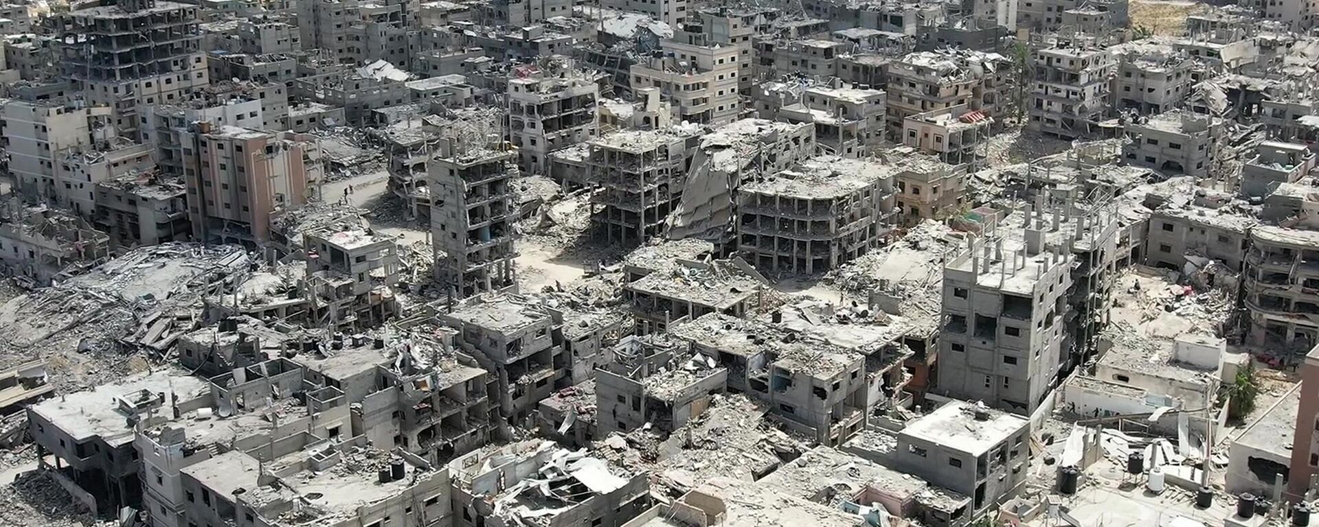 Foto mostra uma vista aérea de edifícios destruídos em Khan Yunis, no sul da Faixa de Gaza, em 22 de abril de 2024 - Sputnik Brasil, 1920, 04.06.2024
