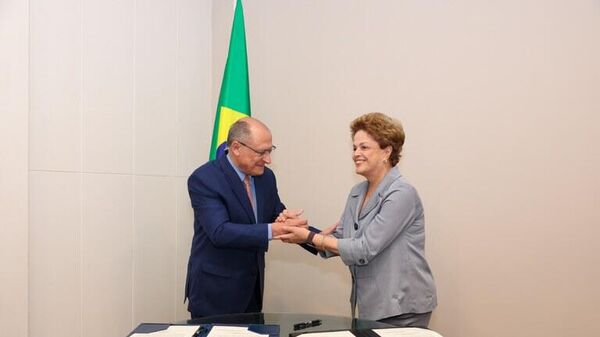 O vice-presidente brasileiro, Geraldo Alckmin, e a presidenta do Banco do BRICS, Dilma Rousseff, formalizam R$ 5,7 bilhões do NBD para o Rio Grande do Sul, em 4 de junho de 2024 - Sputnik Brasil