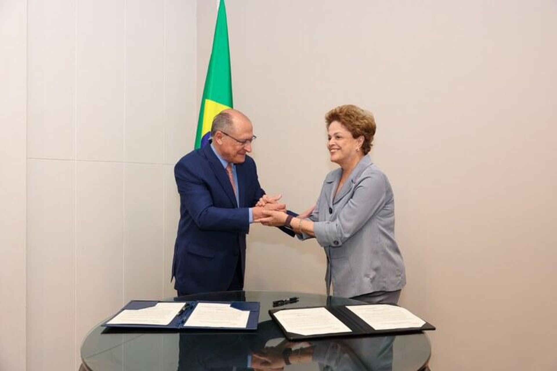 Vice-presidente Geraldo Alckmin e presidenta do Banco do BRICS, Dilma Rousseff, formalizam R$ 5,7 bilhões do banco para para o Rio Grande do Sul, 4 de junho de 2024 - Sputnik Brasil, 1920, 04.10.2024