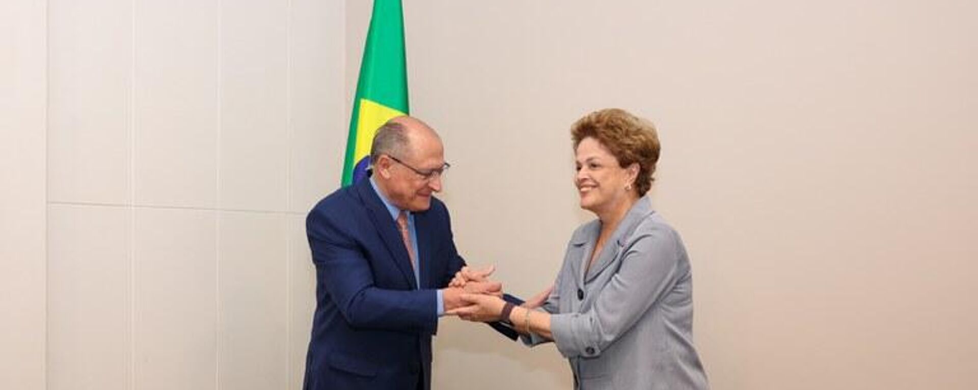 O vice-presidente brasileiro, Geraldo Alckmin, e a presidenta do Banco do BRICS, Dilma Rousseff, formalizam R$ 5,7 bilhões do NBD para o Rio Grande do Sul, em 4 de junho de 2024 - Sputnik Brasil, 1920, 04.06.2024