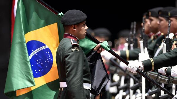 Um soldado mexicano segura a bandeira nacional brasileira durante a cerimônia de boas-vindas (foto de arquivo) - Sputnik Brasil
