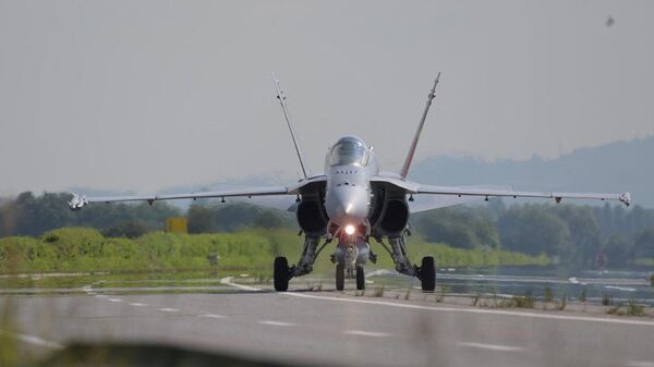 Força Aérea Suíça pousa aviões de combate em rodovia em exercício de treinamento  - Sputnik Brasil