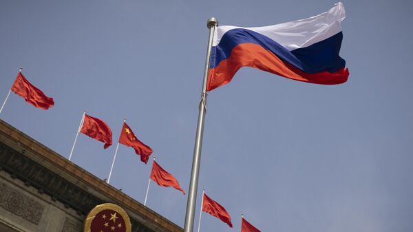 A bandeira nacional russa tremula em frente ao Grande Salão do Povo antes de uma cerimônia de boas-vindas em Pequim, em 24 de maio de 2023 - Sputnik Brasil