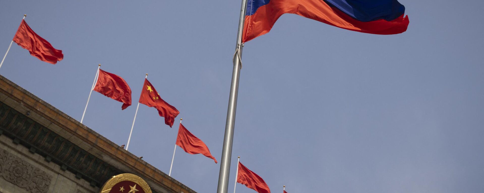 A bandeira nacional russa tremula em frente ao Grande Salão do Povo antes de uma cerimônia de boas-vindas em Pequim, em 24 de maio de 2023 - Sputnik Brasil, 1920, 05.06.2024