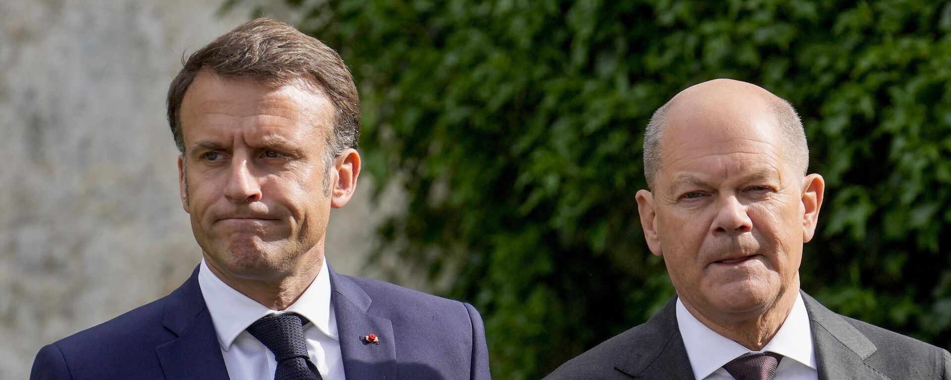 O presidente francês, Emmanuel Macron (à esquerda) e o chanceler alemão, Olaf Scholz, caminham no Palácio de Meseberg, residência oficial do Executivo alemão, rumo ao Conselho Ministerial Franco-Alemão. Meseberg, ao norte de Berlim, 28 de maio de 2024 - Sputnik Brasil, 1920, 20.12.2024