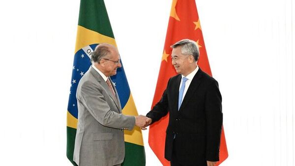 O vice-presidente, Geraldo Alckmin, cumprimenta o membro do Comitê Permanente do Politburo do Partido Comunista da China, Li Xi, em reunião no Palácio do Itamaraty, em Brasília - Sputnik Brasil