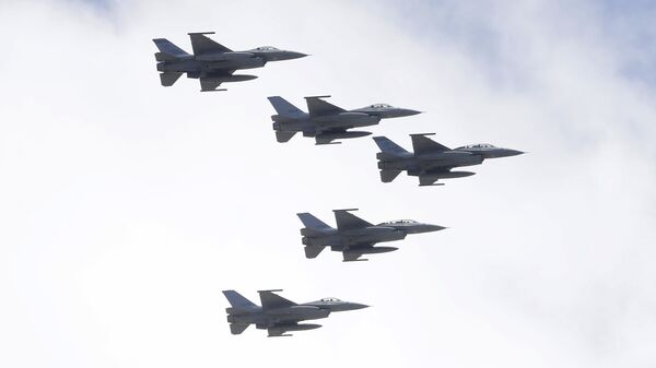 Caças F-16 de Taiwan voam em formação cerrada durante as celebrações do Dia Nacional em frente ao Edifício Presidencial em Taipé, Taiwan, em 10 de outubro de 2021 - Sputnik Brasil