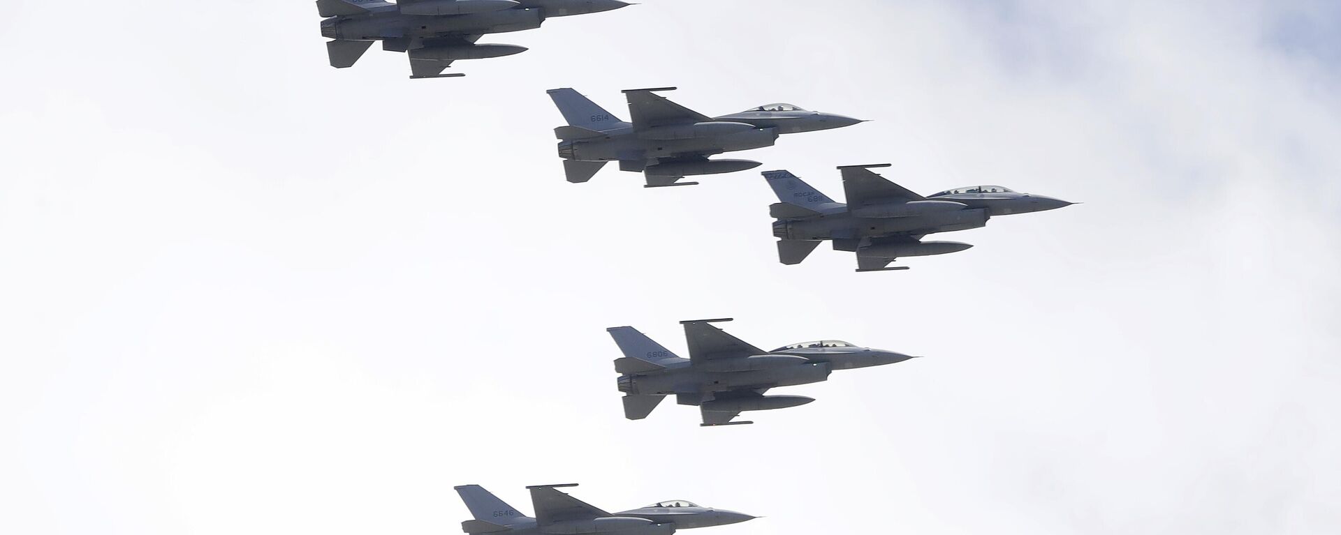 Caças F-16 de Taiwan voam em formação cerrada durante as celebrações do Dia Nacional em frente ao Edifício Presidencial em Taipé, Taiwan, em 10 de outubro de 2021 - Sputnik Brasil, 1920, 06.06.2024