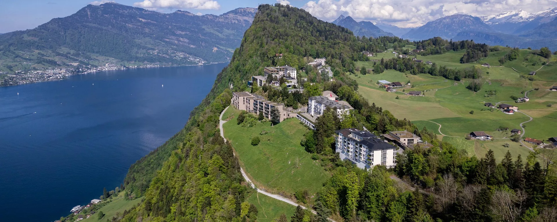 Foto aérea tirada mostra o resort de Burgenstock, que sediará conferência de paz para a Ucrânia em 15 e 16 de junho de 2024, na Suíça, 10 de maio de 2024 - Sputnik Brasil, 1920, 06.06.2024