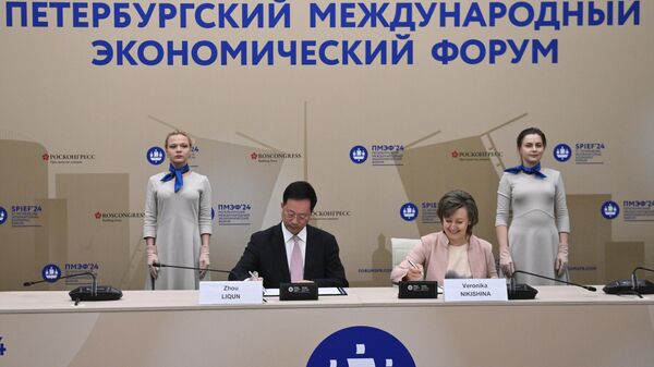 Assinatura de Memorando de Entendimento e Cooperação entre a russa REtS e a chinesa China Chengtong durante Fórum Econômico Internacional de São Petersburgo, em São Petersburgo, Rússia, 6 de junho de 2024 - Sputnik Brasil