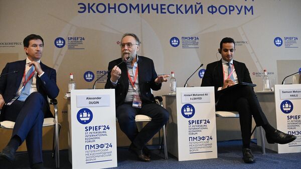 Kirill Babaev, diretor do Instituto da China e Ásia Moderna da Academia Russa de Ciências e presidente do Centro Nacional de Coordenação para Cooperação Empresarial Internacional; Alexander Dugin, presidente do comitê organizador do Fórum da Multipolaridade e diretor da Escola Superior de Política Ivan Ilyin; e Ahmed Mohamed Ali Elsayed, pesquisador do Centro Egípcio de Estudos Estratégicos no SPIEF, em 6 de junho de 2024 - Sputnik Brasil