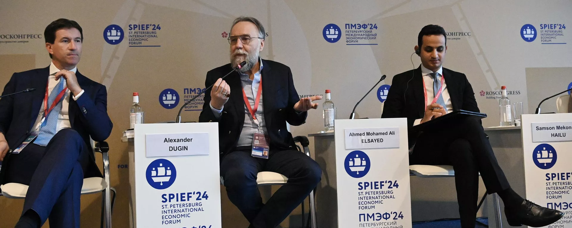 Kirill Babaev, diretor do Instituto da China e Ásia Moderna da Academia Russa de Ciências e presidente do Centro Nacional de Coordenação para Cooperação Empresarial Internacional; Alexander Dugin, presidente do comitê organizador do Fórum da Multipolaridade e diretor da Escola Superior de Política Ivan Ilyin; e Ahmed Mohamed Ali Elsayed, pesquisador do Centro Egípcio de Estudos Estratégicos no SPIEF, em 6 de junho de 2024 - Sputnik Brasil, 1920, 06.06.2024