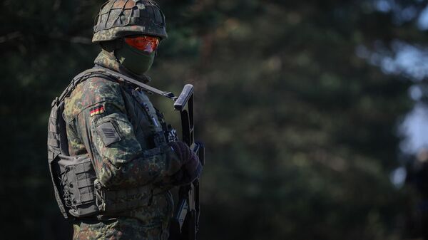 Um soldado é fotografado durante uma visita das tropas do Ministro da Defesa alemão na área de treinamento militar das forças armadas alemãs (Bundeswehr) em Mahlwinkel, perto de Magdeburg, leste da Alemanha, em 16 de março de 2023 - Sputnik Brasil