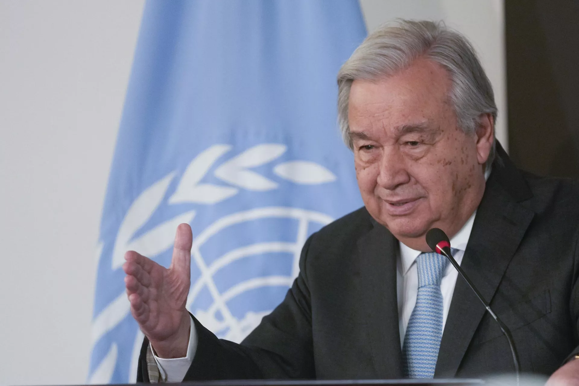António Guterres, secretário-geral das Nações Unidas, fala durante coletiva de imprensa com Sameh Shoukry, ministro das Relações Exteriores egípcio (fora da foto), na sede do Ministério das Relações Exteriores na Nova Capital Administrativa do Egito, 24 de março de 2024 - Sputnik Brasil, 1920, 18.04.2025