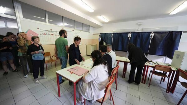 Pessoas fazem fila em seção eleitoral em Milão, Itália, 8 de junho de 2024 - Sputnik Brasil